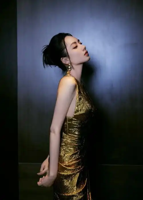 刘惜君鎏金礼服##刘惜君0430生日快乐