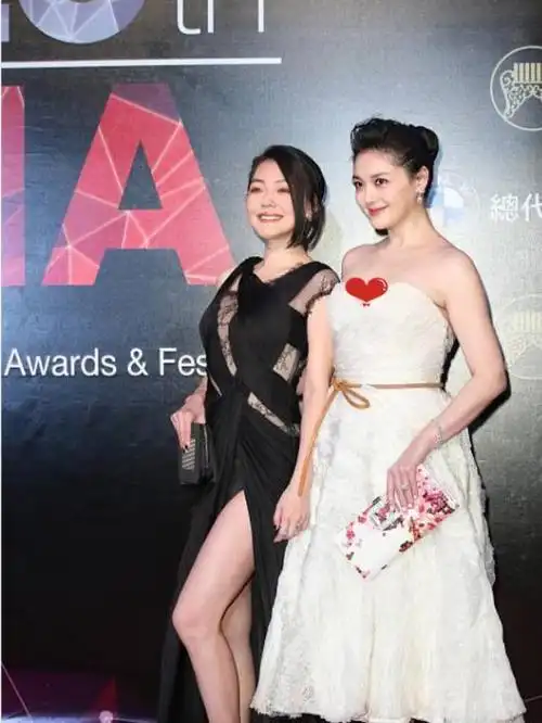 小s比大s小两岁可穿的裙子却比姐姐成熟很多不过大s更端庄