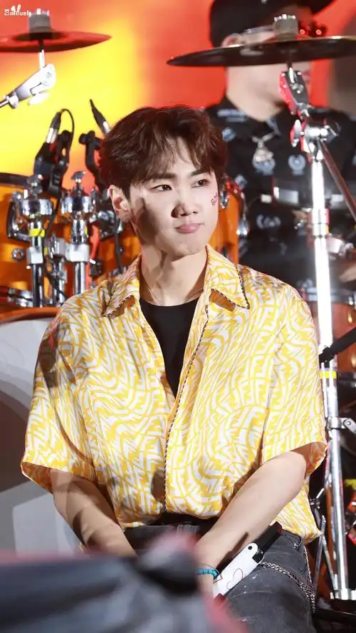 又看跑男,汪苏泷男德证据 1,穿衬衫必打底