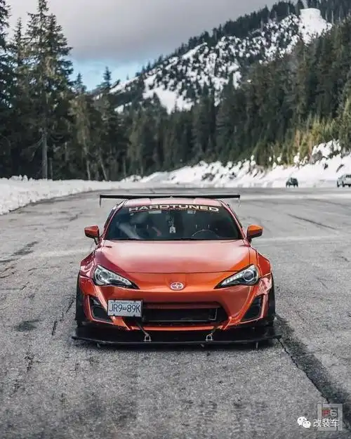 模仿高达造型的宽体丰田86,男人从未长大只是玩具越来越大
