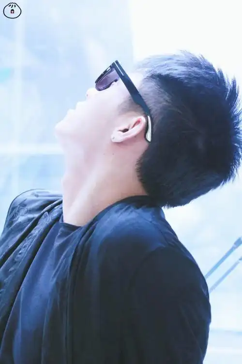 黄景瑜哥哥侧脸美死啦~_~图源@肉包儿zzz