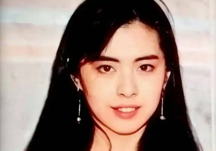 "女神"王祖贤近照被曝光,55岁的她被讽颜值暴跌?手下