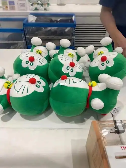 优衣库又出公仔啦绿色哆啦a梦