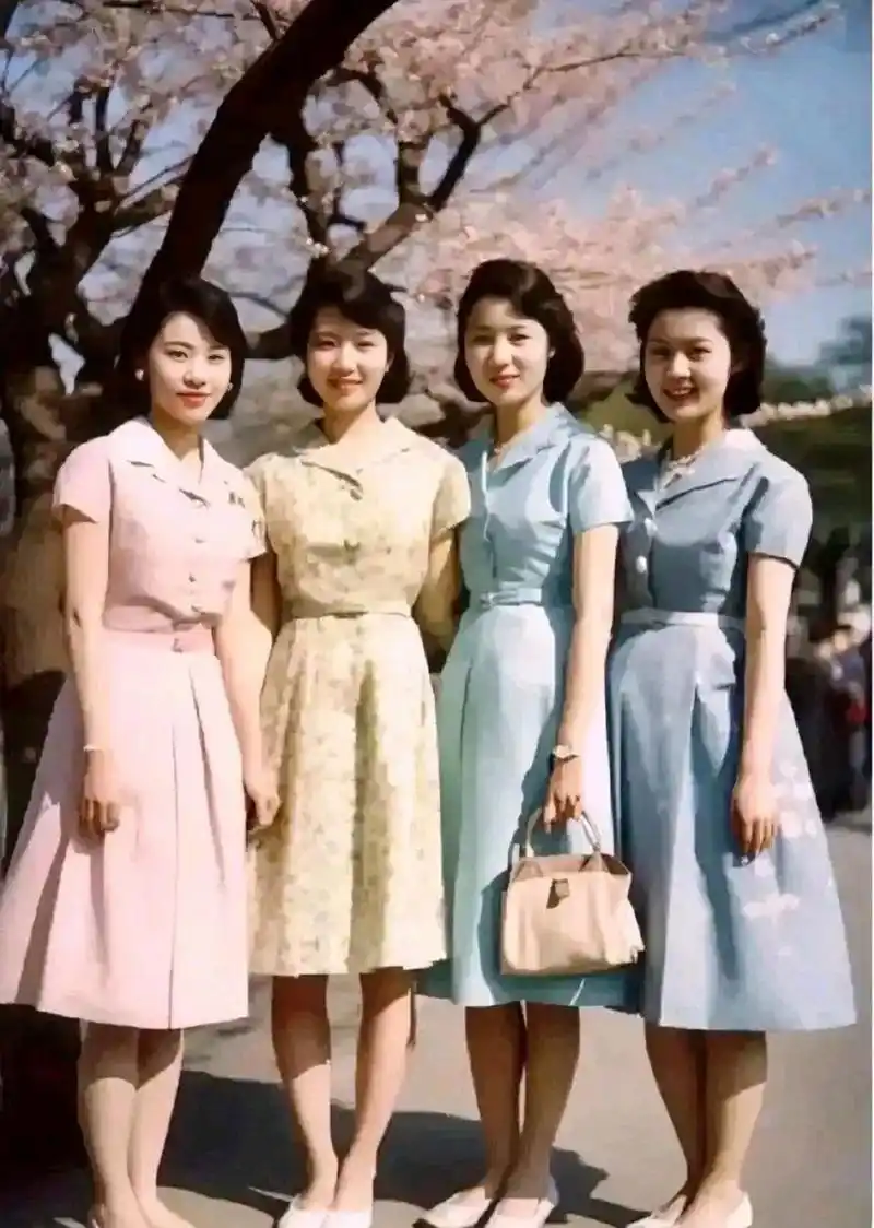 而80年代的女性呢,她们拥有天然的美貌和优雅,不卖弄