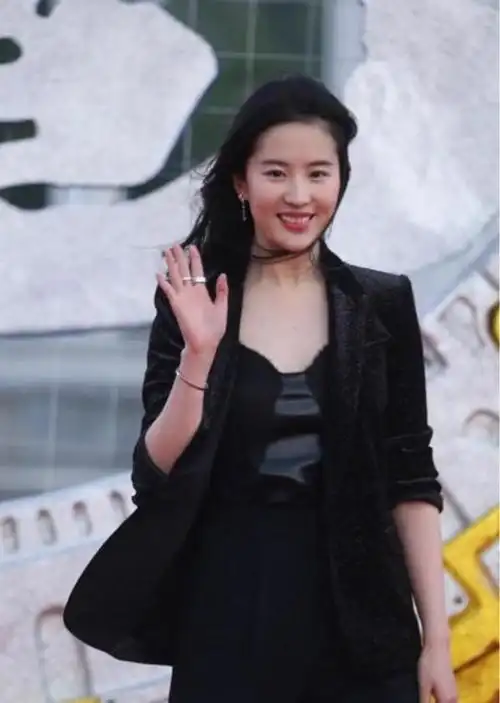 刘亦菲示范穿搭黑色西装变身女总裁神仙姐姐也能霸气十足