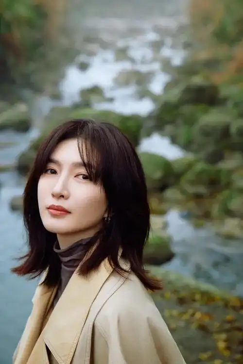 江疏影剪了新齐肩发型洋气10倍穿卫衣皮裤走机场时髦减龄