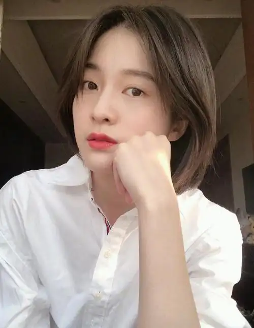 小花张雪迎居家美照释出,短发白衬衫,清纯甜美