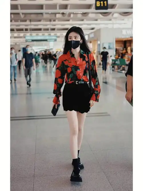 明星私服鞠婧祎机场街拍