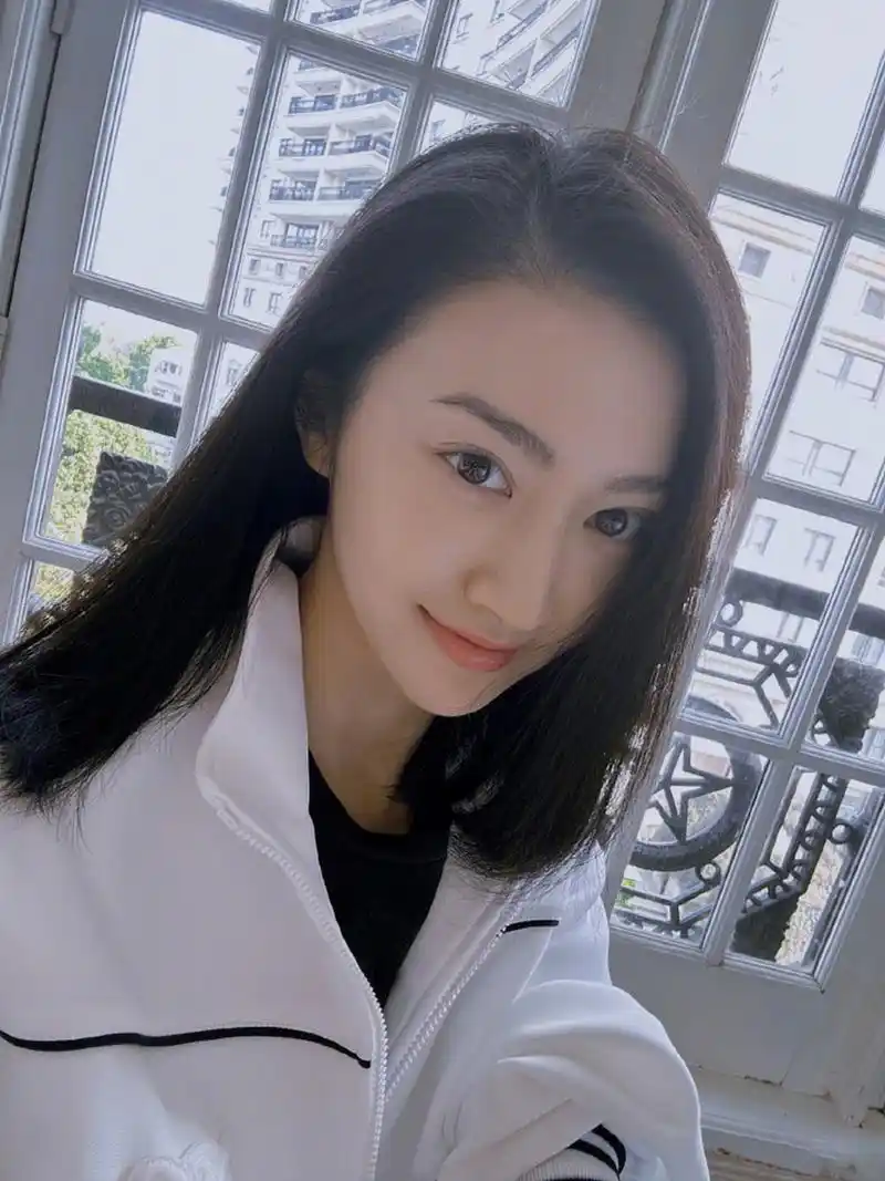 景甜素颜白色外套自拍照,状态满分!