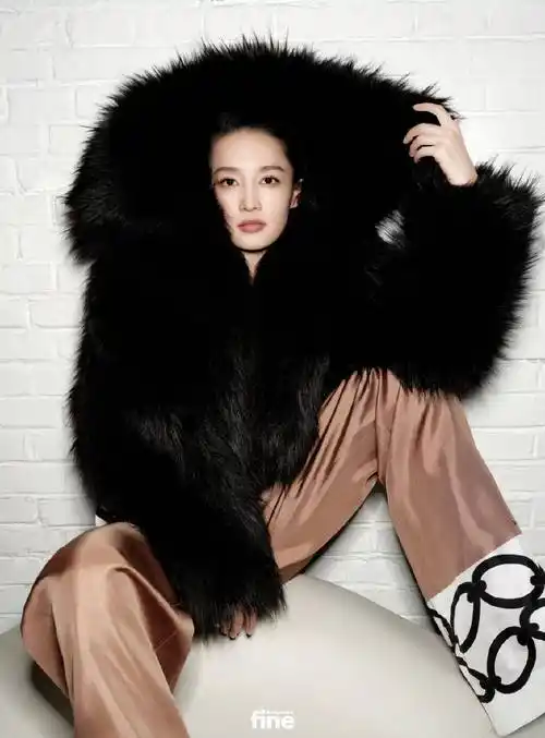 李沁多面体档案大片释出,身穿黑色亮片抹胸,露出精致锁骨和颈线-爱