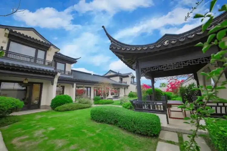 深圳周边可以养老的中式四合院巴伐利亚庄园康养木屋精装修别墅 180万