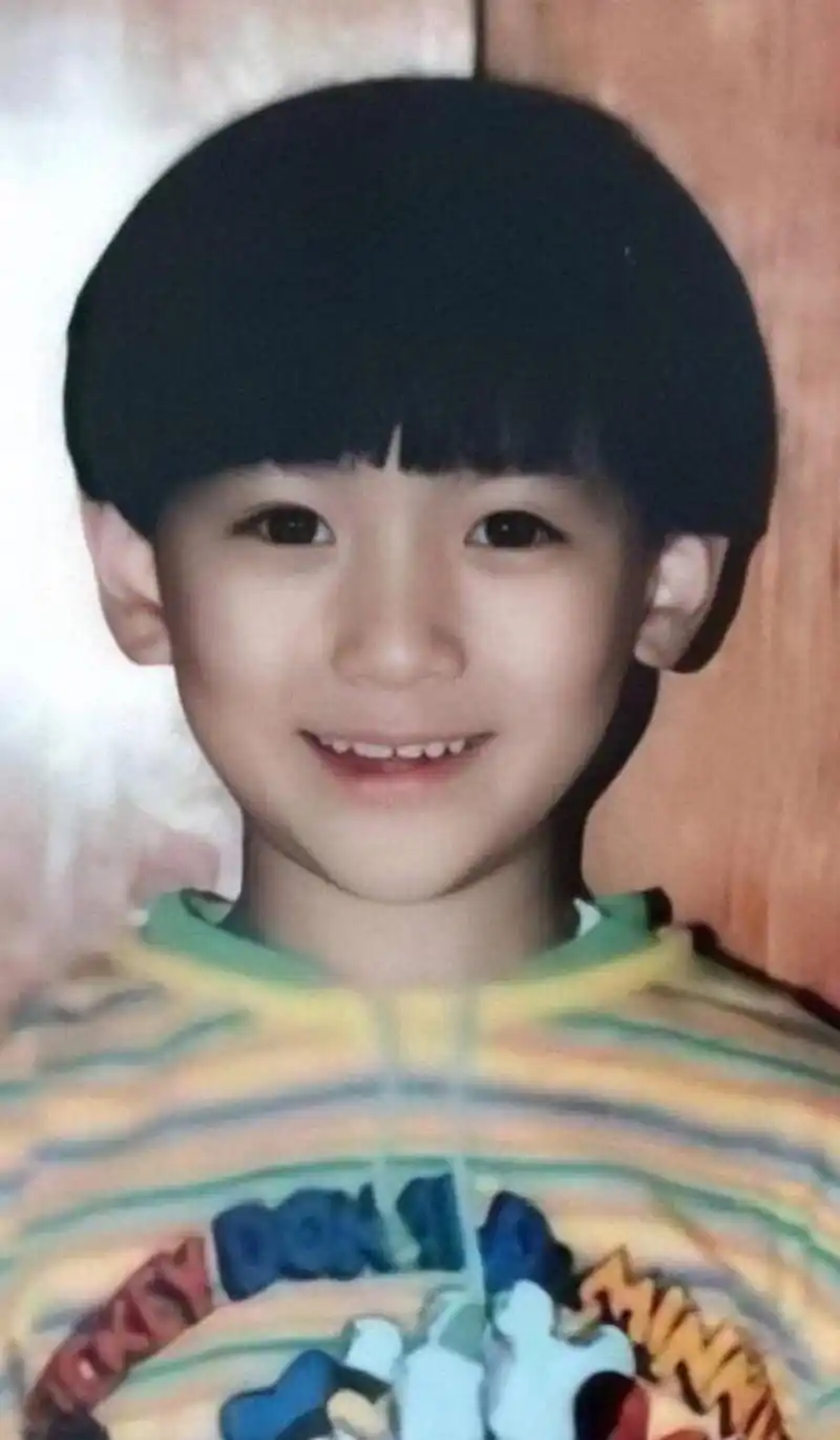 组图:盘点爱豆童年照 朱一龙大眼可爱王俊凯乖巧王嘉尔潮范儿