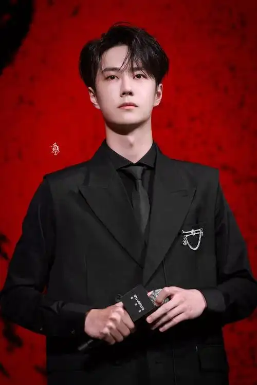 王一博西装马甲现身,红色丝巾点缀,褶皱拼接裤子成为亮点