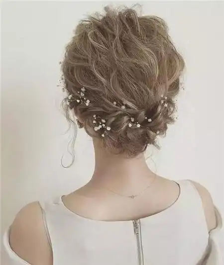 新娘发型:唯美温婉可人田园式鲜花盘发