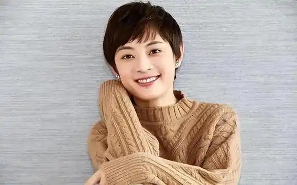 导语:近日,孙俪晒出一系列美丽的照片,引发了网络上的热烈讨论.