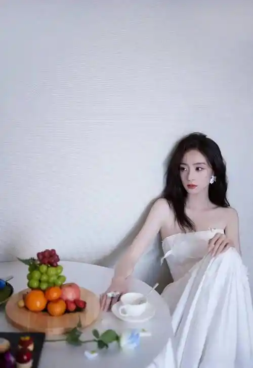 胡冰卿白色抹胸长裙惊艳全场:光彩照人的绝美女神!