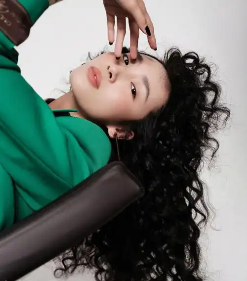 王紫璇s形身材秀美背迷人曼妙,复古羊毛卷造型,美艳动人!