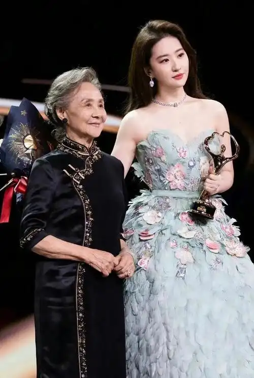 85岁吴彦姝颁奖给35岁刘亦菲,这一瞬间让我彻底领悟