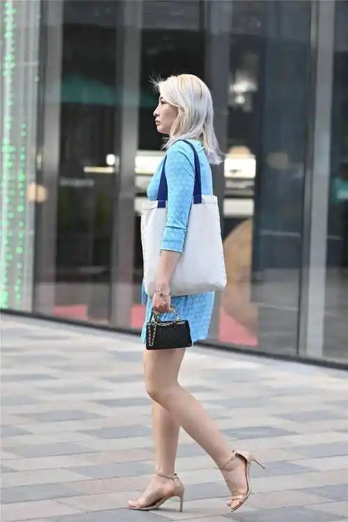 「高跟札记」一字带高跟鞋:夏季穿搭新宠,舒适与魅力兼具_时尚_黑色