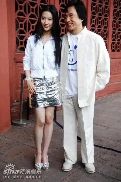 图文:对话成龙刘亦菲--成龙刘亦菲合影