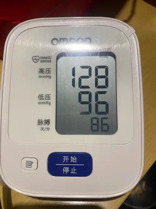 目前吃的硝苯地平(拜新同)和盐酸拉贝洛尔早上各一粒,下午四点一粒