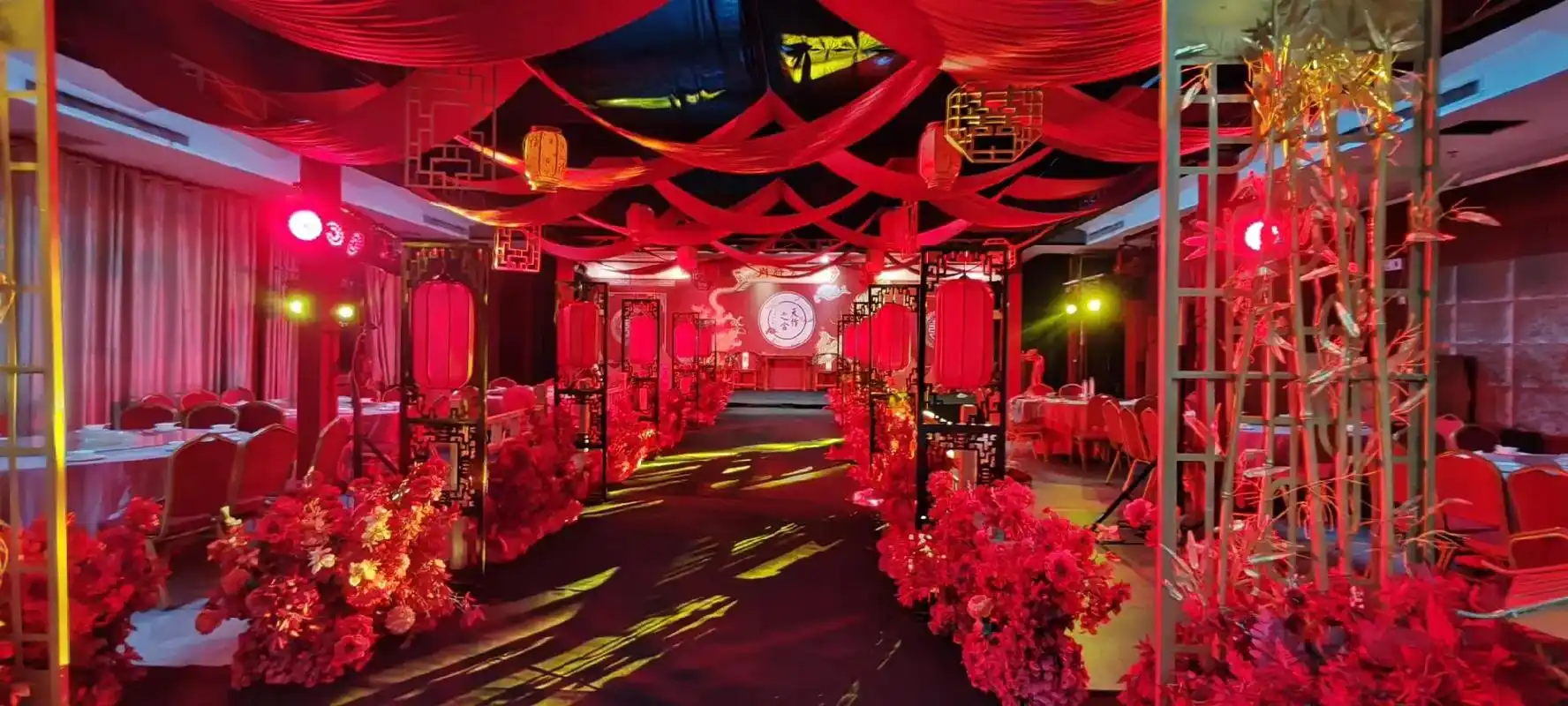 遂平见山酒店四楼#场景布置 中式婚礼大典#婚庆现场 灯光调试 - 抖音