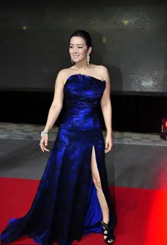 巩俐在大婶辈里算敢穿的壮硕身材穿抹胸裙特有气场女王范十足