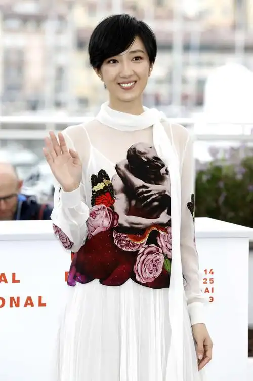 桂纶镁"女神"范十足,身穿印花连衣裙现身活动,清纯甜美又洋气