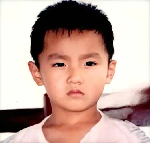 18 16:19:45 1 / 20 新浪娱乐讯 娱乐圈男明星在走红后很多童年照片