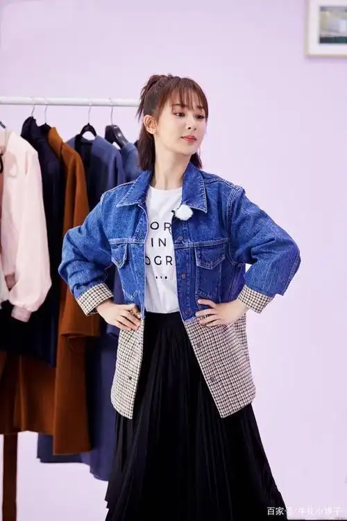 杨紫"上面过春,下面过夏"的穿搭示范