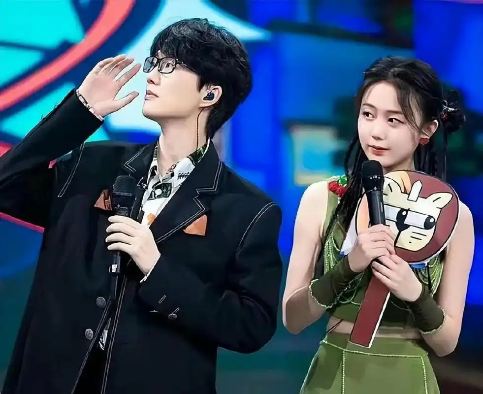 许嵩冯禧被拍到与好友在商业街闲逛,许嵩帮女朋友提着包包,小两口一路