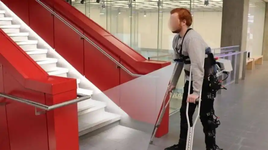 科学家利用人工智能改进假肢能实现自主行走