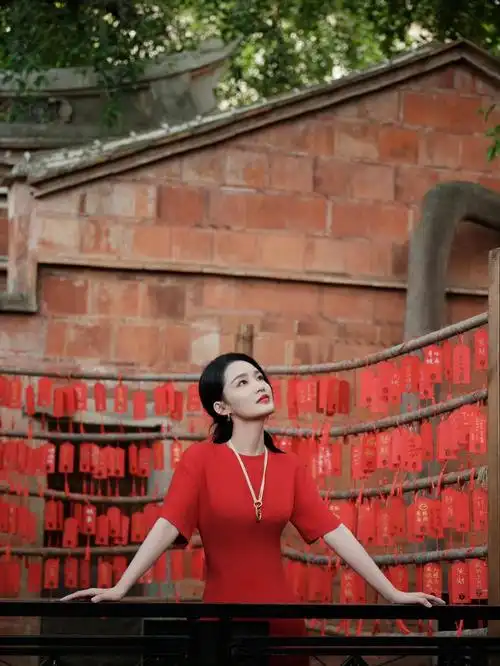 李沁身穿红色礼服尽显大气领略了非遗魅力红色衬得她如此迷人