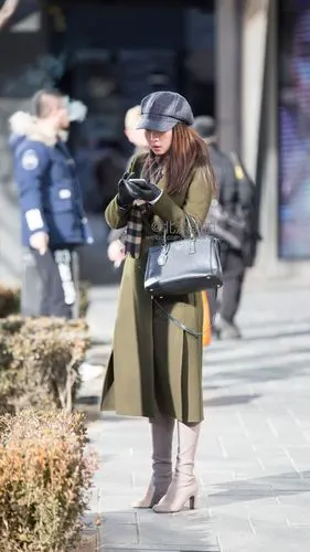 大衣长靴,阳光下的美女戴手套怎么操作手.