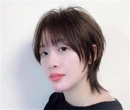 直发发型,适合发量比较少的女生,发尾部分用碎发的层次质感打造了之后