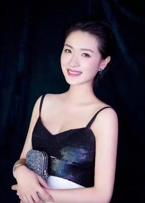 神秘男带万茜女儿探班,黄发男身份引猜测,一家三口既视感,你怎么看?