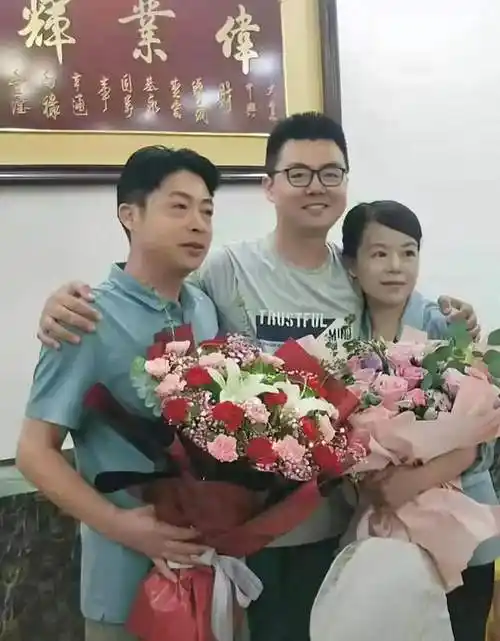 7月8号庭审,许敏和姚爸已经赶到郭威家汇合,郭威忙前忙后很开心|姚策