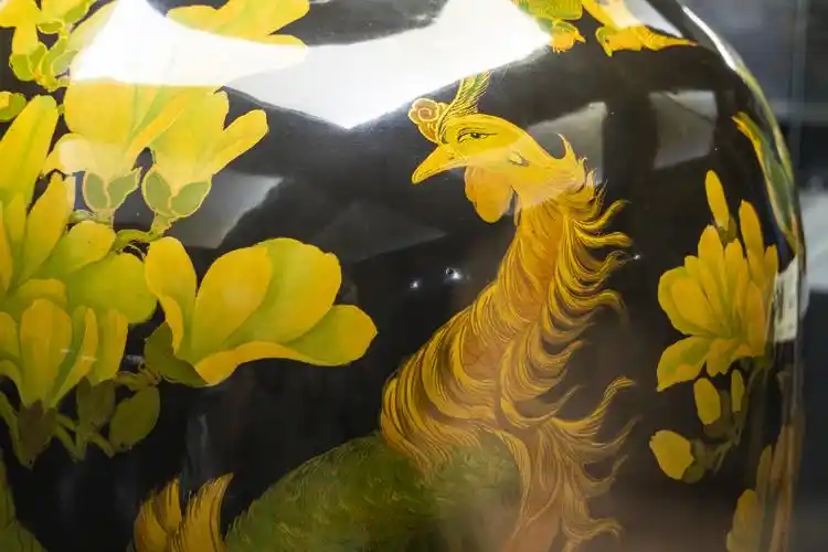 震撼之美广东阳江漆器精美绝伦近距离看百鸟朝凤瓶绝了