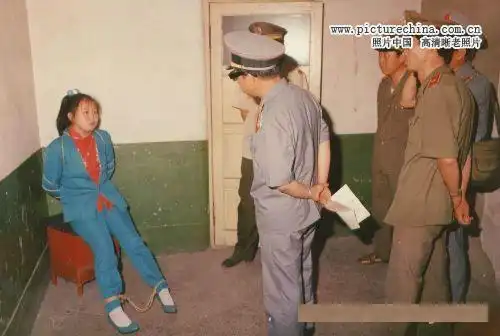 黑镜头老照片女死刑犯验明正身