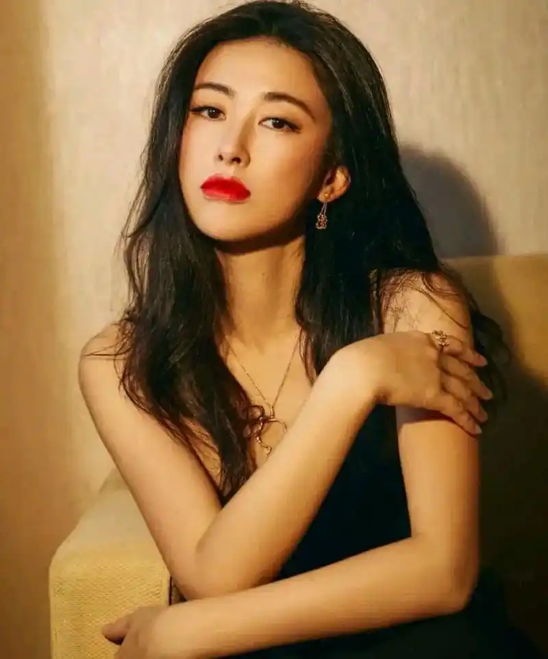 朱珠,1984年出生于北京,中国内地青年演员,双语主持人,歌手  朱珠怎么