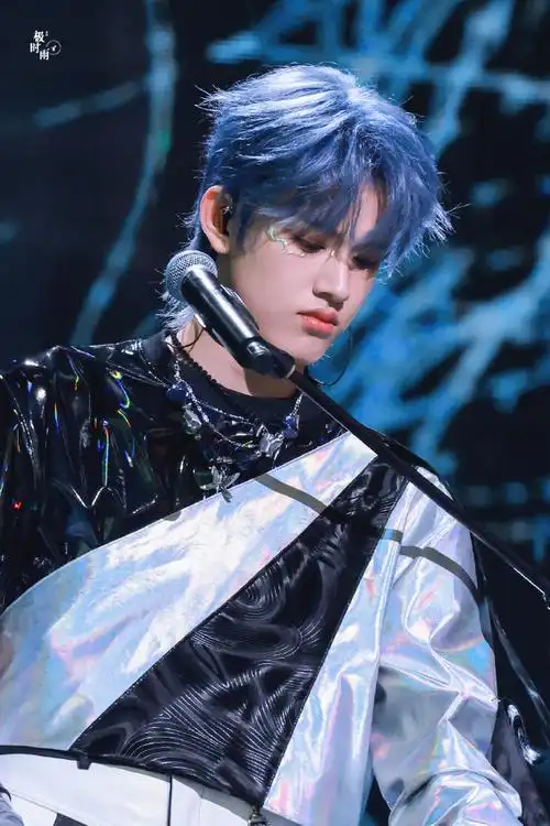 张极[超话]##tf三代大连演唱会应援##张极蓝发##张极接长发##今日星