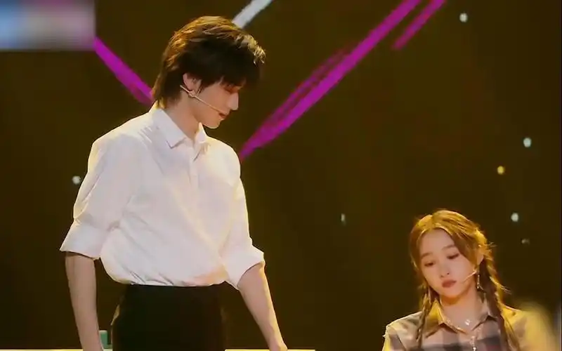 关晓彤宋亚轩歌舞秀好养眼