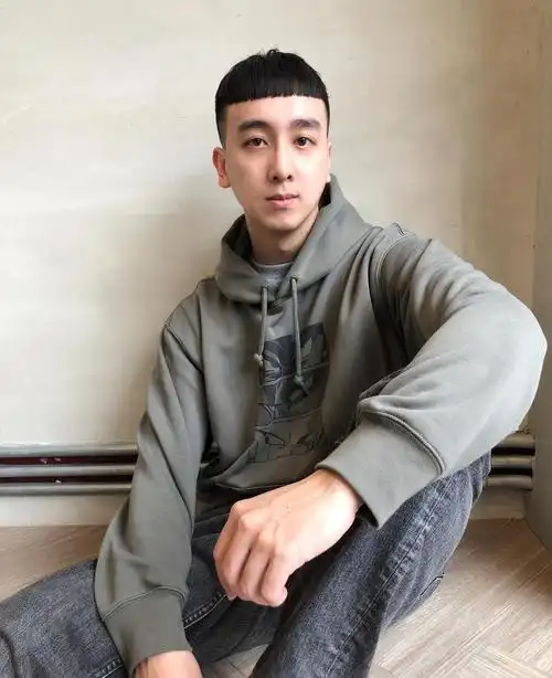 2020流行男生栗子头发型 简单帅气超级清爽