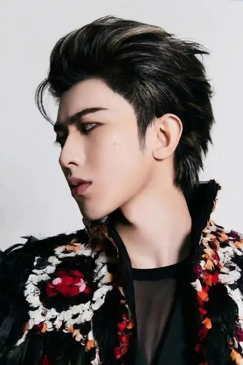 蔡徐坤24岁生日排面真大!奢牌高定斗篷全球首穿,变身王子超贵气