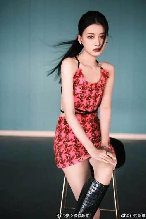 孙怡穿粉色连衣裙十分惊艳露美背细腰皮肤雪白身材优越