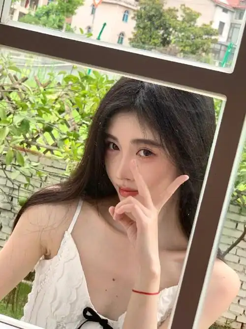 鞠婧祎白色吊带裙live图