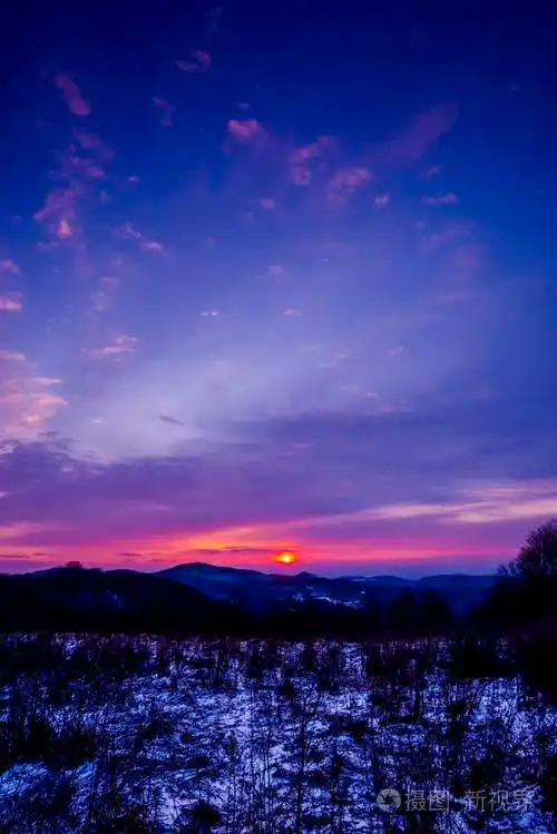 雄伟的紫紫晚霞乡村的天空