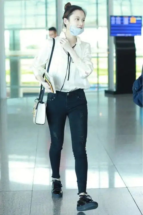 张慧雯这清纯的气质拿捏得真到位穿衬衫像邻家小妹妹笑容也甜