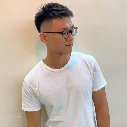 男生留"两边铲光"发型太帅了,试试这4款潮流造型,干净又利落