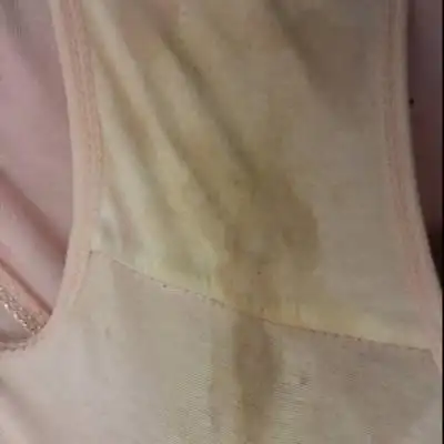 下午肚子有点疼,小便后发现内裤有点脏,不知道是羊水还是尿液,有知道